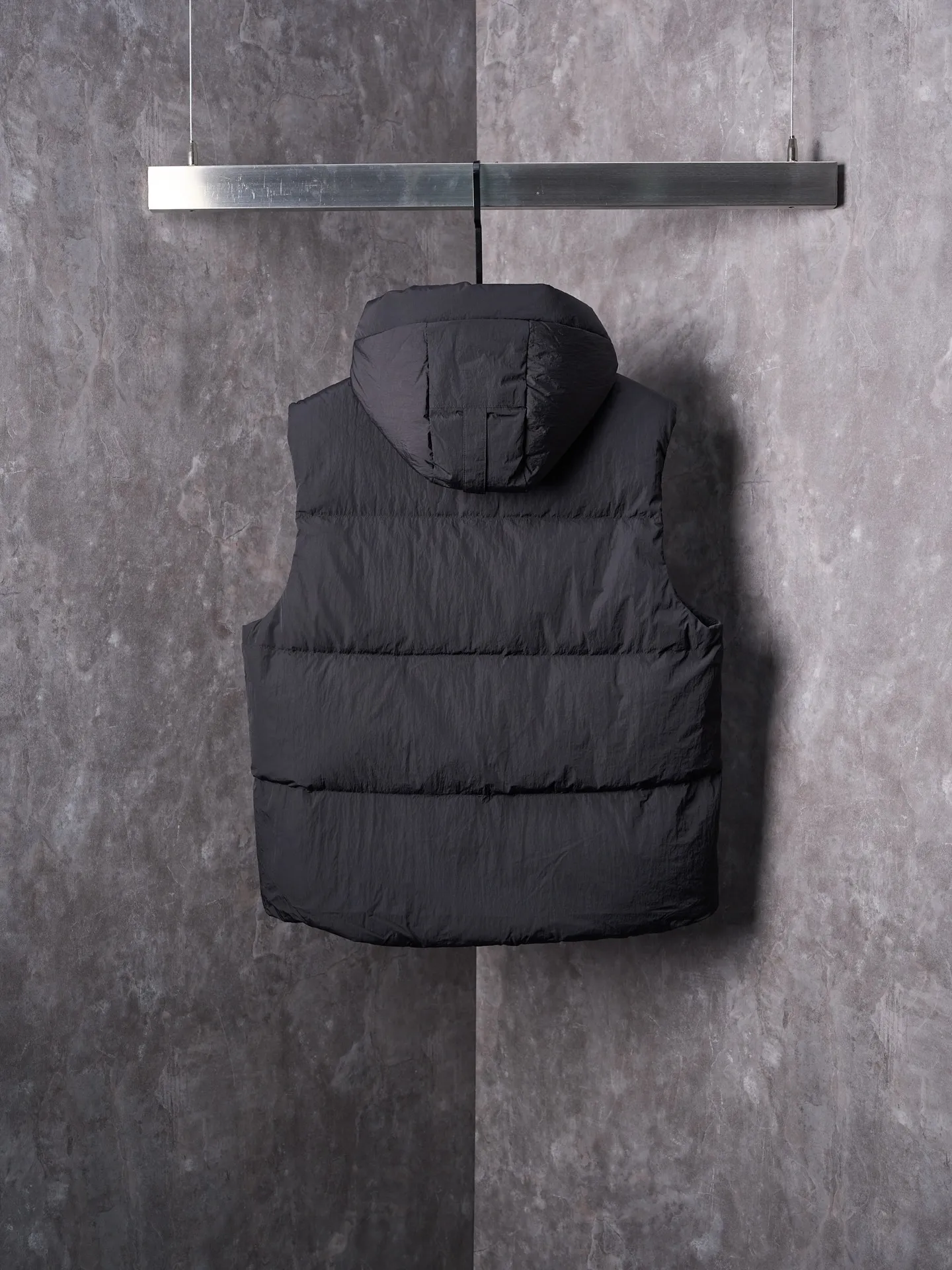 P760 Actual hanging auction] CANADA GOOSE/Canada Goose hooded down vest with logo and embroidery [Ready stock] S M L  The selection of high-quality protective nylon fabric not only enhances the wear resistance of the surface, but also takes into account wind resistance, ensuring excellent performance in various harsh weather conditions.  Three-dimensional quilting process: Precision thread reinforcement to prevent velvet drilling and ensure that the fluffy and resilient elasticity lasts as new.  The ribbon is woven with polyester as the base, and the brand letters are decorated on the ribbon through high-precision computer embroidery. The edges of the pattern are clear, the stitches are fine and even, and multiple layers of embroidery threads are stacked to enhance the three-dimensional effect.